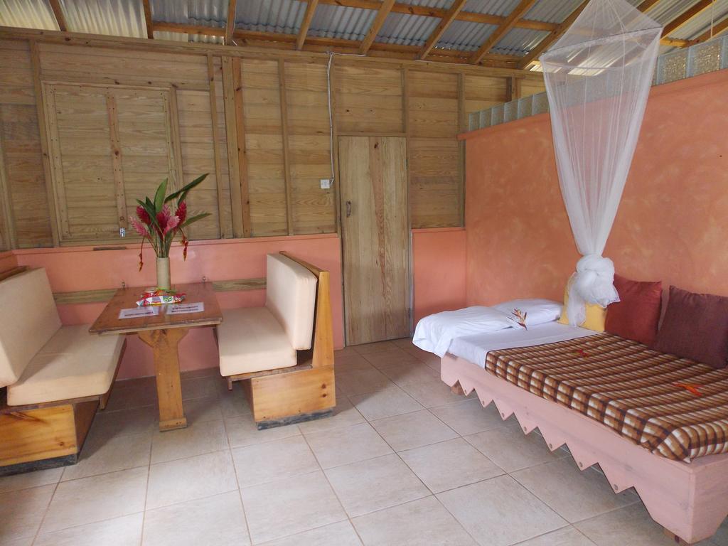 Roots Jungle Retreat Villa Marigot ภายนอก รูปภาพ